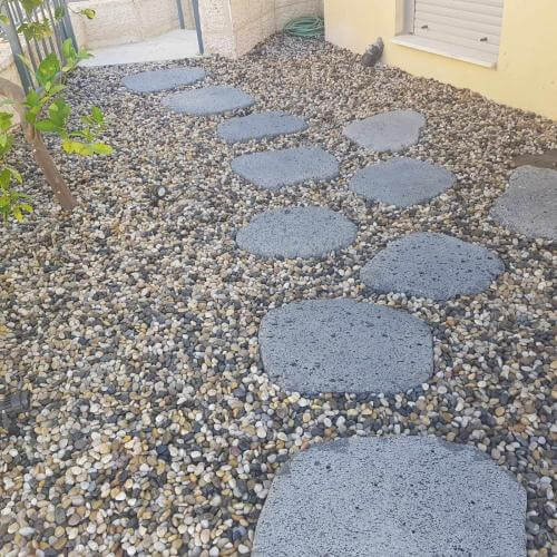 חיפוי קרקע בחלוקי נחל